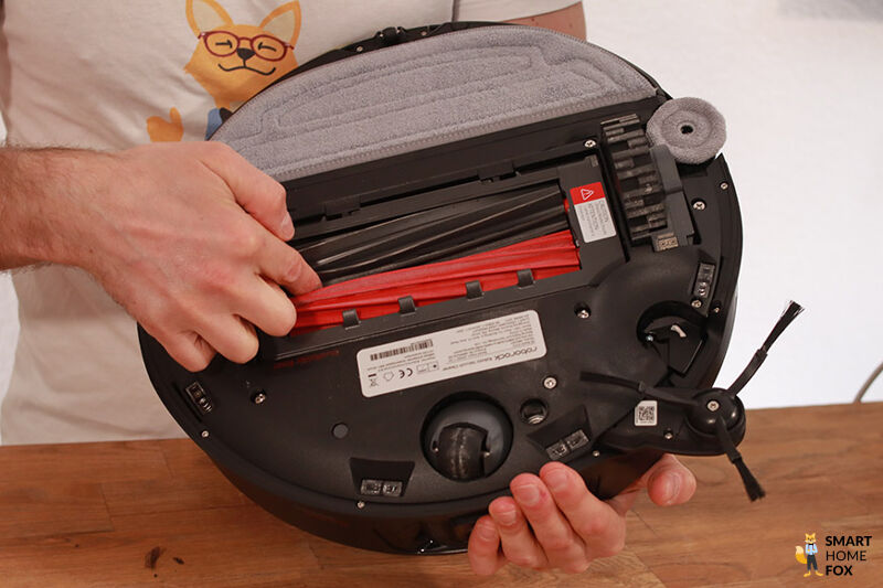 Die zwei Hauptbürsten des Roborock S8 MAxV Ultra sind von unten zu sehen.